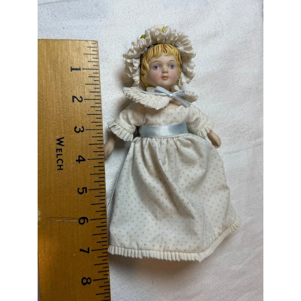 Avon 1983 Porcelain Doll Blonde Blue Eyes Victorian Dress Bonnet Collectible‎